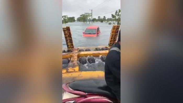Terjebak Banjir di Pengayuan Banjarbaru, Daihatsu Sigra Merah Mengapung Terbawa Air