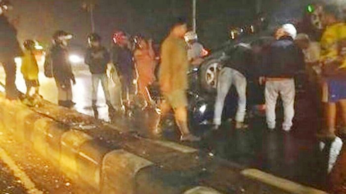 Mobil Terbalik Tabrak Trotoar di Banjarbaru, Warganet Ungkap Hal Mistis Ini