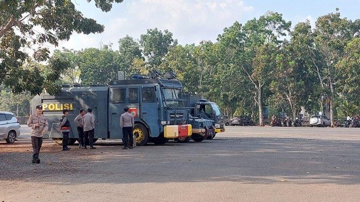 Amankan Aksi Unjuk Rasa Warga Gunungraja, Polres Tanahlaut Turut  Siagakan Water Canon