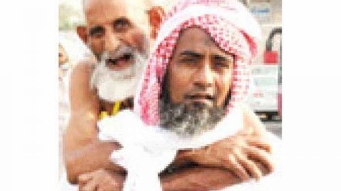 Pria Ini Gendong Ayahnya yang Renta Berhaji, Alasannya Bikin Menangis