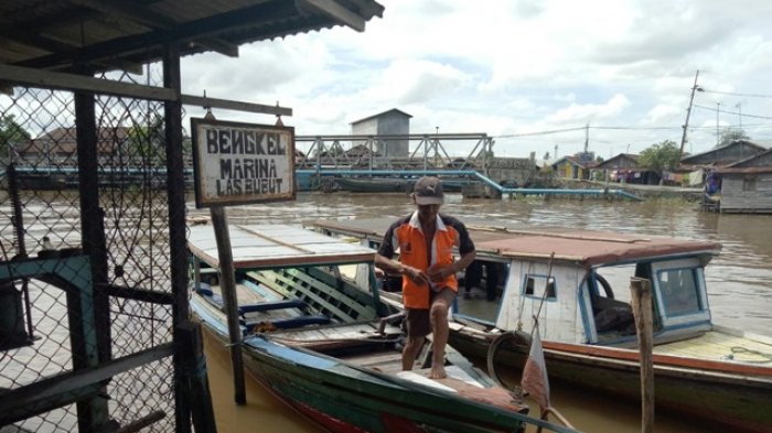 Penghasilan Motoris Kelotok Pasar Terapung Kuin Semakin Menurun Setiap Tahunnya