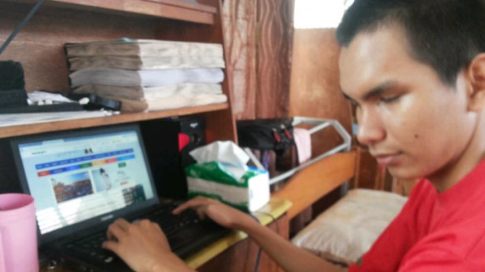 Meski Buta Muhamad Lihai Buka Internet