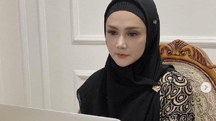 Pamer Foto Pakai Gaun Putih, Mulan Jameela Ungkap Kesedihan Imbas Barli Asmara Meninggal Dunia