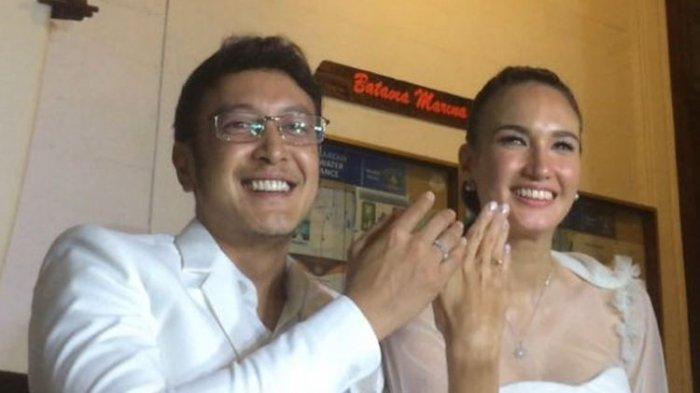 MOMEN RESEPSI - Potret Nadine Chandrawinata dan Dimas Anggara, ditemui usai resepsi di Marina Batavia, Sunda Kelapa, Jakarta Utara, Minggu (15/7/2018).