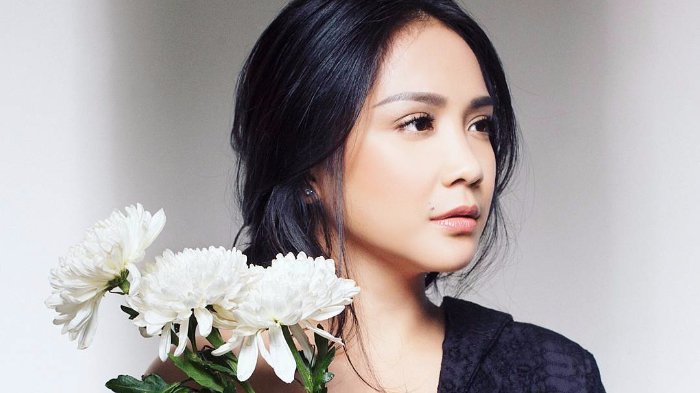 Nagita Slavina Salting Tiba-tiba Raffi Ahmad Kasih Bunga Mawa Putih, ‘Artinya Persahabatan Kita Ya’