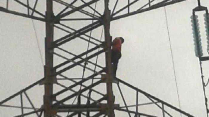 Pria Ini Nekat Naik Tower PLN karena Kehabisan Ongkos Mudik