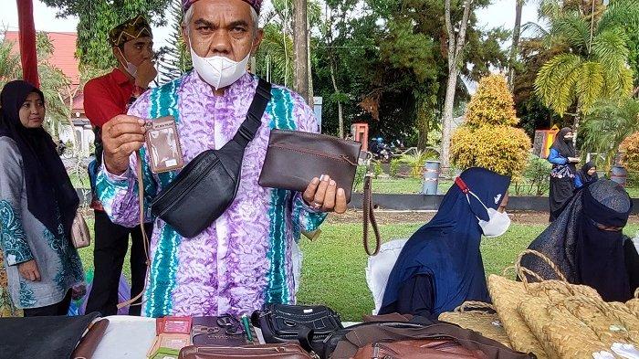Dompet & Tas Kulit Produknya Tak Kalah dari Pabrik, Begini Perajin Tanahlaut Ini Belajar Otodidak