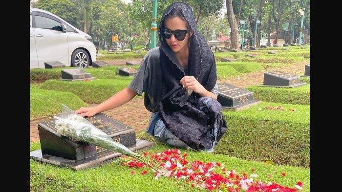 Nia Ramadhani Bersimpuh di Makam Ayah Tercinta, Istri Ardi Bakrie Teringat Wejangan Ortu