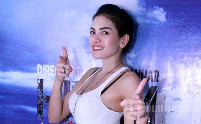 Nikita Kapok Berpakaian Transparan