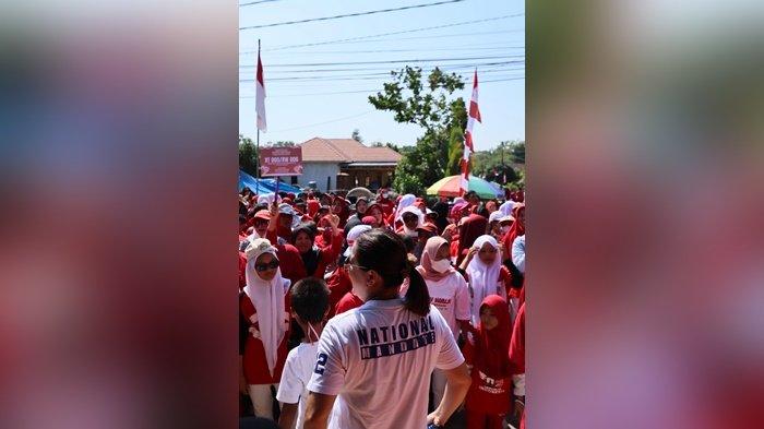 Gelar Jalan Sehat Meriahkan HUT RI ke-79 , Emi Lasari Kenalkan Pasangan Bakal Calon Lisa Halaby