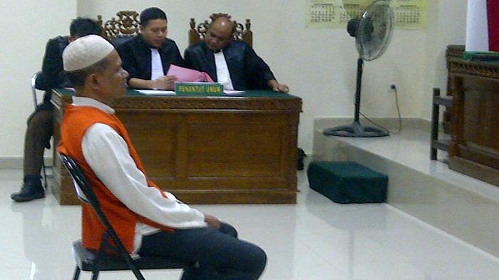 Dengarkan Dakwaan Jaksa, Terdakwa Pembunuh Ayah Kandung Ini Hanya Tersenyum Tipis