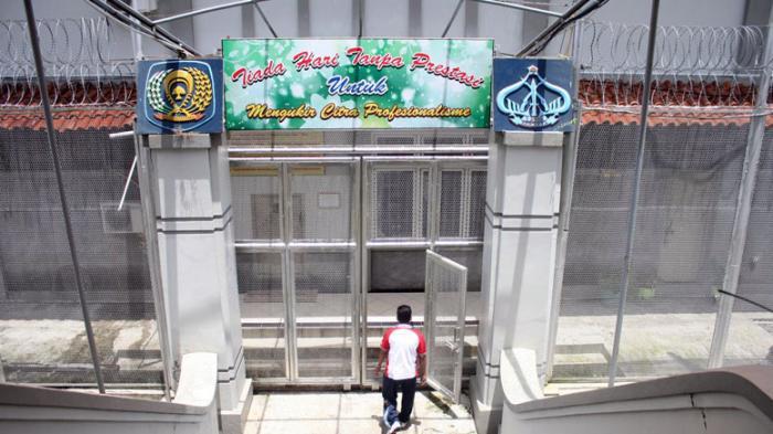 Dipukul Pakai Rotan, Pemilik Warung Bekuk Narapidana LP Nusakambangan yang Kabur