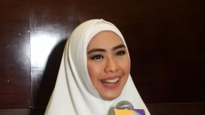 Di Unggahan Oki Setiana Dewi Melahirkan Netizen Ribut Bahas Soal Vaksin, Ini Gara-garanya