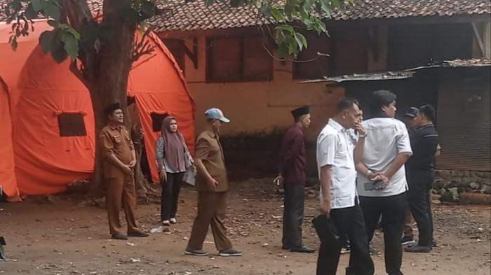 KUNJUNGAN - Komisi IV DPRD Pamekasan mengunjungi siswa SDN Tamberu 2 yang belajar di tenda darurat di Desa Tamberu, Kecamatan Batumarmar, Kabupaten Pamekasan.