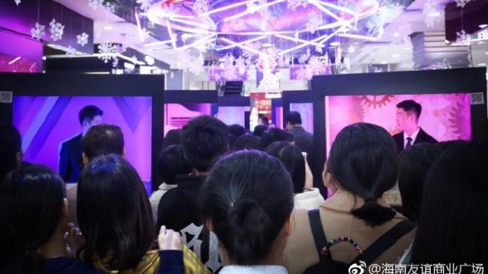 Keren, Mall Ini Sewakan 'Pacar Ganteng' Untuk Menemani Para Gadis Kesepian Belanja