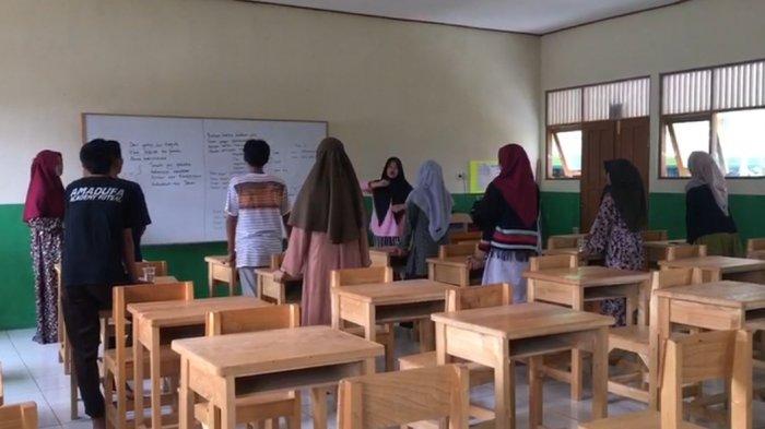 Menuju Hari Kemerdekaan, Siswa MAN 4 Balangan Latihan Paduan Suara untuk Upacara di Kecamatan