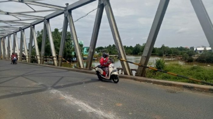 Berbulan-bulan Pagar Jembatan Tanahmerah Rusak Parah, Tak Ada Upaya Perbaikan dari Pemerintah