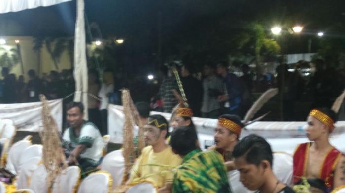 Semarak Busana dan Lampu Api Meriahkan Gelaran Kemah Aruh Sastra