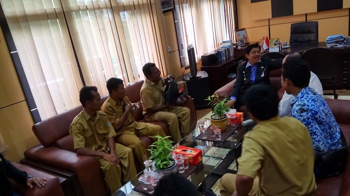 Puluhan Aparat Desa Telaga Bauntung Datangi Pemkab Banjar, Kenapa Ya?