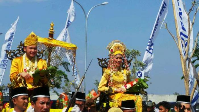 Pangeran dan Putri Diarak Menuju Pelaminan