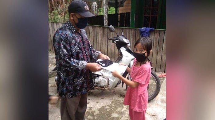 Guru MIN 3 Kapuas Antarkan Soal Ulangan Akhir Semester Door to Door ke Rumah Murid