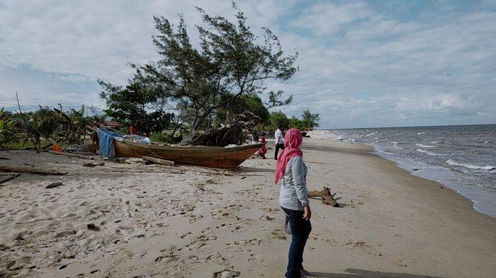 Pantai Ujung Pandaran di Kecamatan Teluk Sampit, Kabupaten Kotawaringin Timur.