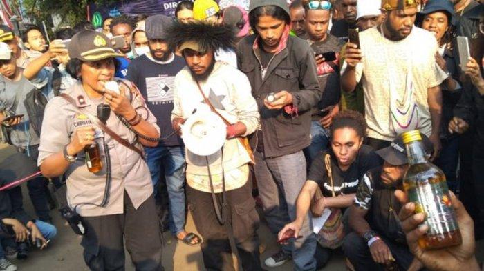 HEBOH! Kapolsek Perempuan Beri Miras 2 Kardus ke Mahasiswa Papua, Ini Penjelasan Polda Jawa Barat