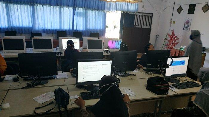 Tak Punya Gadget, 20 Siswa SMPN di Banjarmasin Ini Terpaksa Belajar Daring di Sekolah