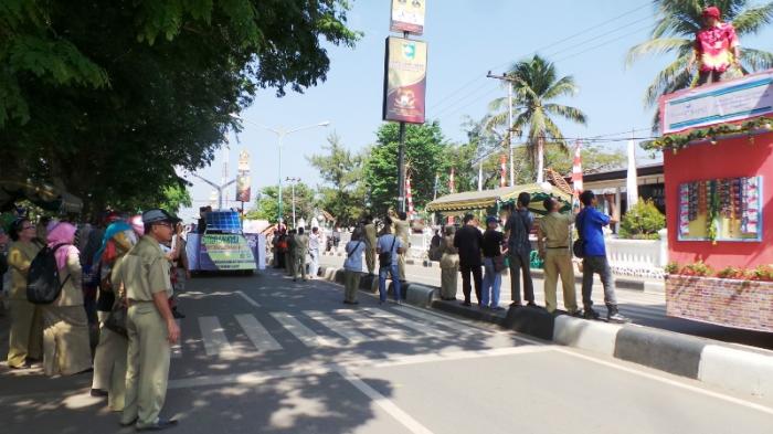 Warga Pelaihari Tak Sabar Dekati Parade Mobil Hias, Penasaran Mau Lihat Bentuknya