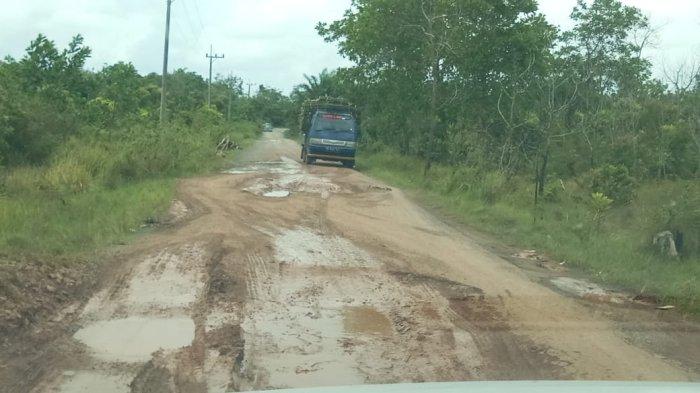 Jalan Menuju Desa Swarangan Hancur, Ternyata PUPRP Kabupaten Tanahlaut Pernah Lakukan ini