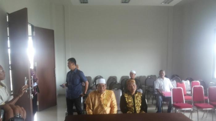 Pasangan Oji ke KPU Berpakaian Adat Banjar