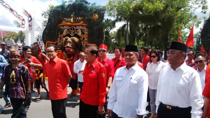 Willy-Wahyudi Bikin Tugu Soekarno Memerah 