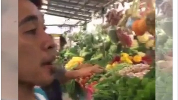 Pedagang Sayuran Berjualan Pakai Bahasa Inggris Pukau Pembeli dan Jadi Viral, Simak Videonya