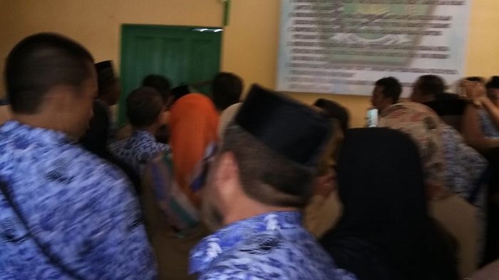 Pegawai Protes Arogansi Kepala Kemenag Batola di Marabahan, Lihat Foto-foto Aksi Mereka