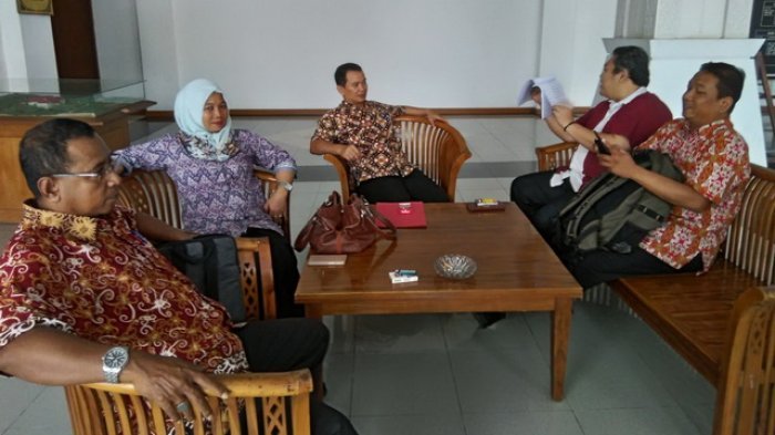 Dinonjobkan, Sejumlah Pejabat Nunukan 'Ngantor' di Lobi DPRD