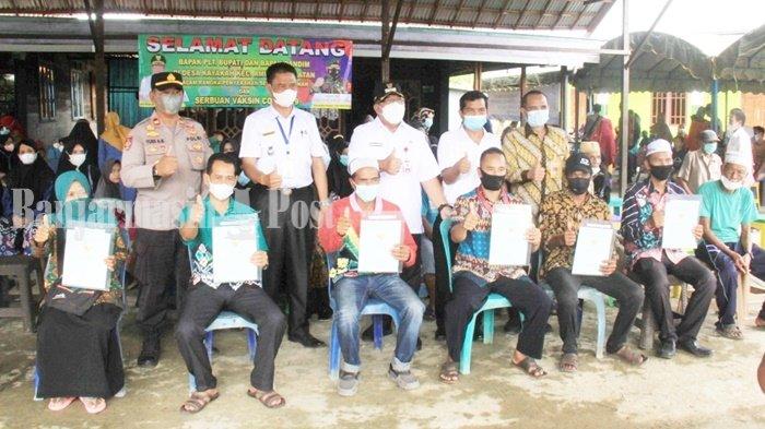 Ratusan Warga Kayakah Terima Sertifikat Tanah yang Diserahkan Plt Bupati HSU Husairi Abdi