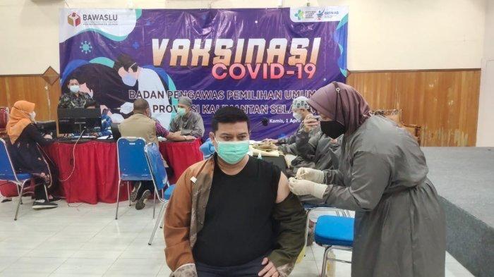 Jelang PSU Pilgub Kalsel 2020, Staf dan Komisioner Bawaslu Kalsel Divaksin