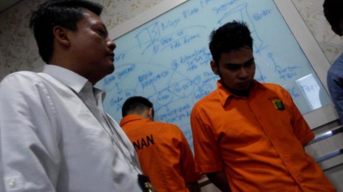 Masing-masing Lima Kali Mereka Menggilir Siswi SMA Ini