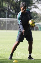 Serpihan Kaca Kenai di Bagian Paha dan Dada Pelatih Kiper Timnas Indonesia