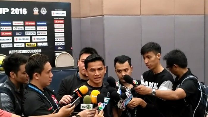 Ada Apa, Kiatisuk Senamuang Keluhkan Rumput Stadion Pakansari?