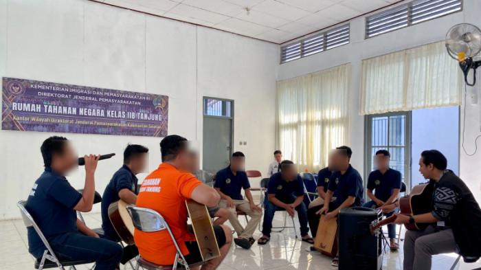 Salurkan Bakat Lewat Pembinaan, Warga Binaan Rutan Tanjung Tabalong Dilatih Bermain Musik