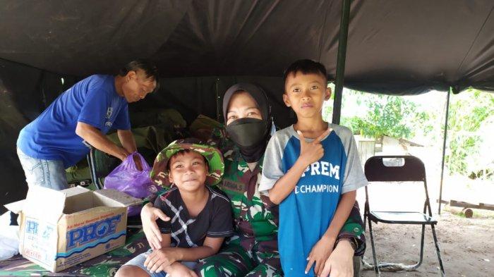Kodim Martapura Turunkan Personel Bimbing Anak Desa Penggalaman Hilangkan Trauma Pascaputing Beliung