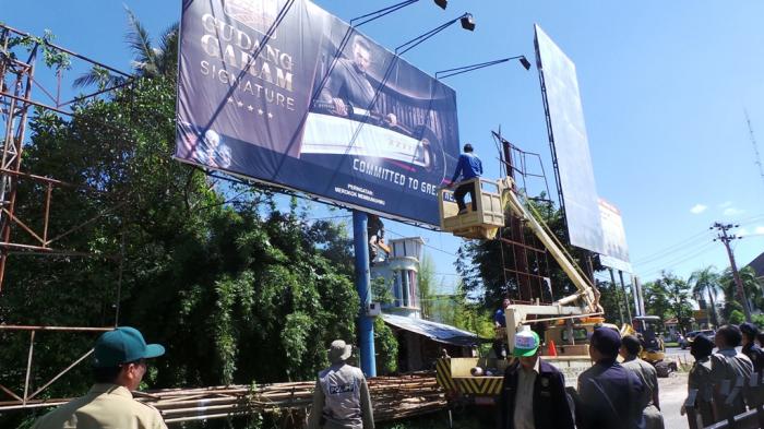 Satpol PP Bongkar Baliho