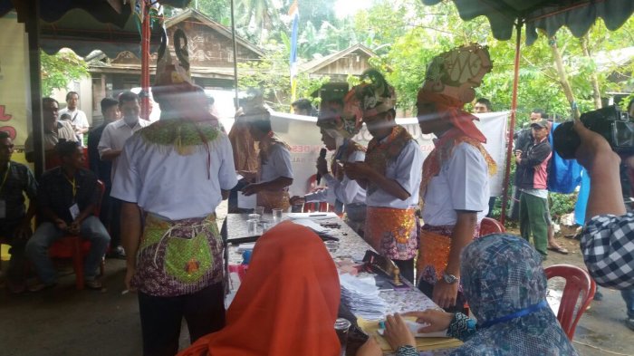 Unik, Panitia Pemilihan BPD Balida Kenakan Pakaian Adat dan Gelar Acara Kesenian