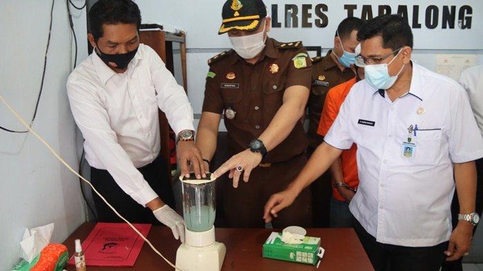 Tersangka Saksikan Satresnarkoba Polres Tabalong Musnahkan 20,28 Gram Sabu