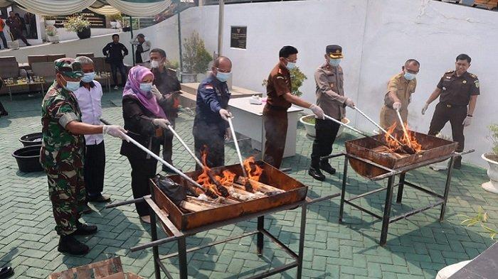Kejaksaan Negeri HST Musnahkan Barbuk 62 Perkara Inkrah, Kajari Sebut Narkotika Masih Mendominasi
