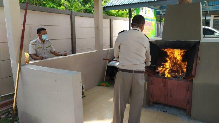 Musnahkan Benda Ilegal Asal Tujuh Negara, BKP Kelas I Banjarmasin Bakar Ratusan Bibit Tanaman