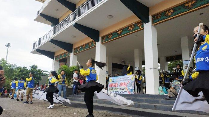 Gelar Konser Amal untuk Bencana Alam, Tim Marching Band ini Hibur Pengunjung Siring