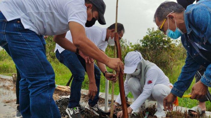 BRI Regional Banjarmasin, Tanam 1.000 Pohon dan Serahkan Bantuan 100 Paket Perlengkapan Sekolah