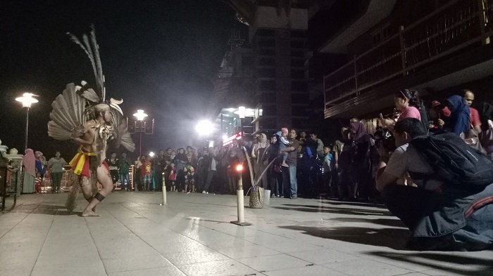 Penari Dayak Ini Sukses Hipnotis Pejalan Kaki